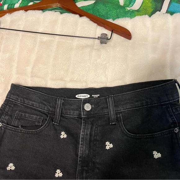 Old Navy Size 6 Black Denim White Daisy Embroidered Cuffed Summer Spring Shorts - Picture 7 of 10